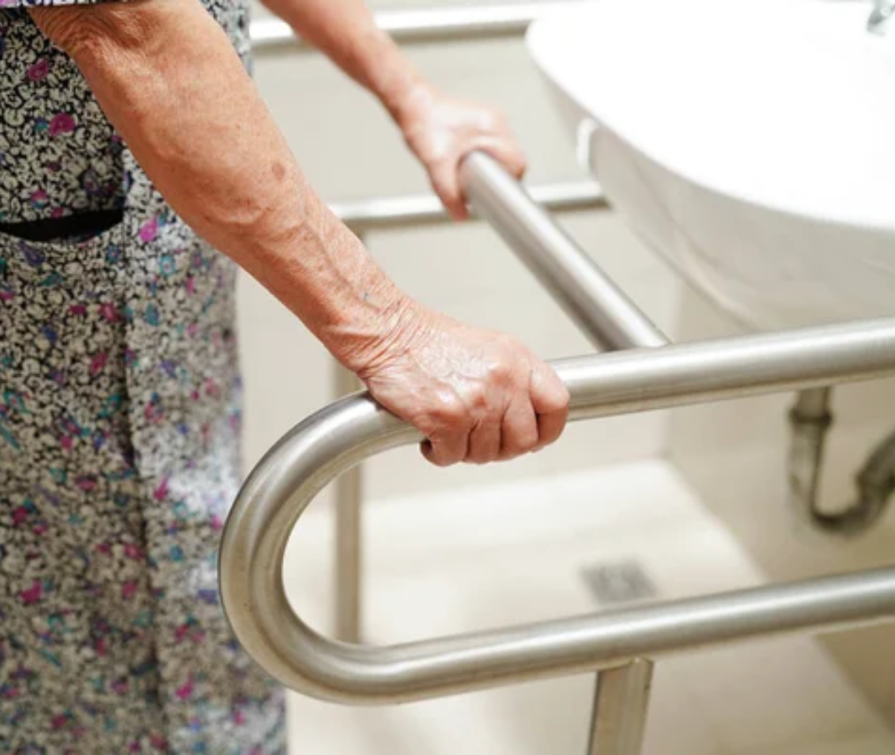 Irritable Bowel Syndrome in Seniors: Symptoms, Management, and Caregiver Tips