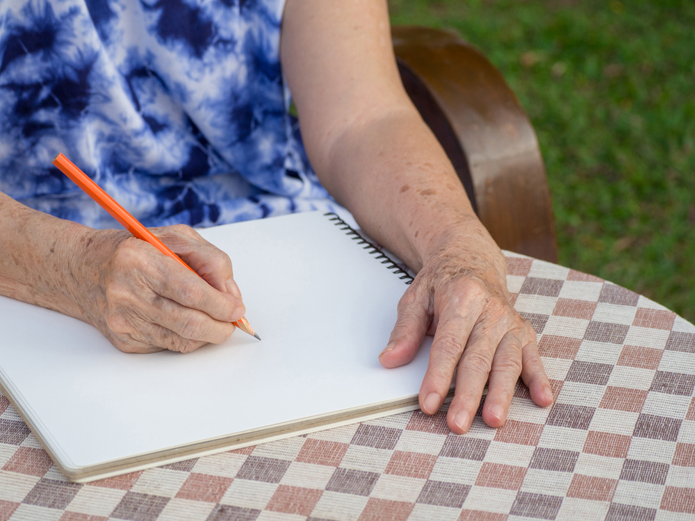 Left-Handers Day: Tools and Tips for Supporting Left-Handed Seniors in Daily Living